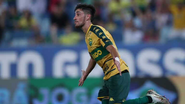 Série B: Cuiabá vira sobre Athletico-PR e “rouba” liderança provisória Série B: Cuiabá vira sobre Athletico-PR e “rouba” liderança provisória