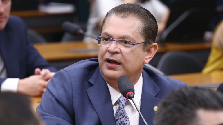 Oposição decide não divulgar assinaturas pró-PL da Anistia e alerta para “fake news”