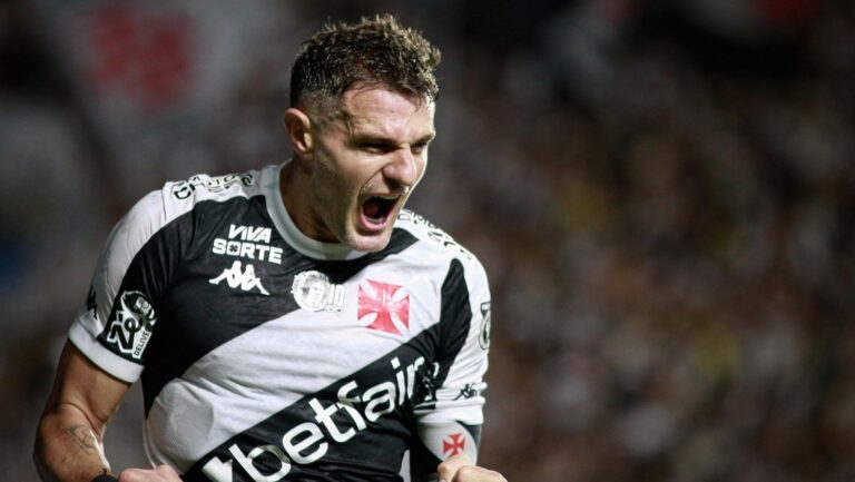 Com dois de Vegetti, Vasco vence Sport pelo Brasileirão Com dois de Vegetti, Vasco vence Sport pelo Brasileirão