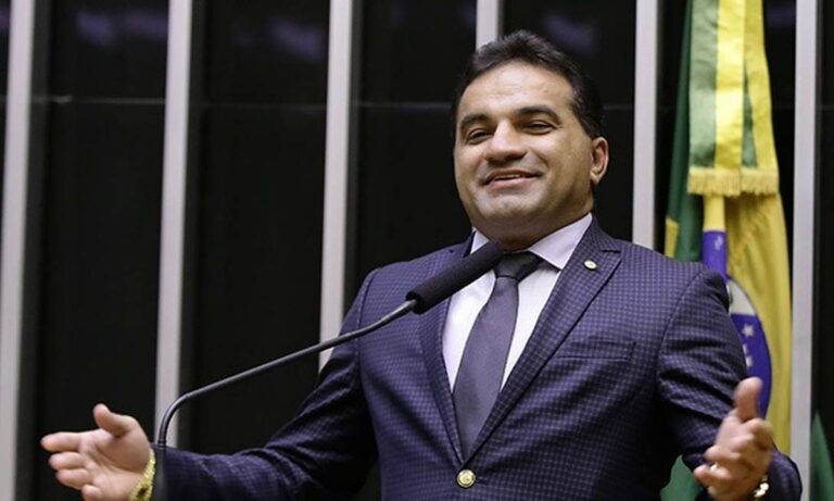 Deputado que Bolsonaro quis expulsar do PL ajudou a atingir assinaturas para anistia Deputado que Bolsonaro quis expulsar do PL ajudou a atingir assinaturas para anistia
