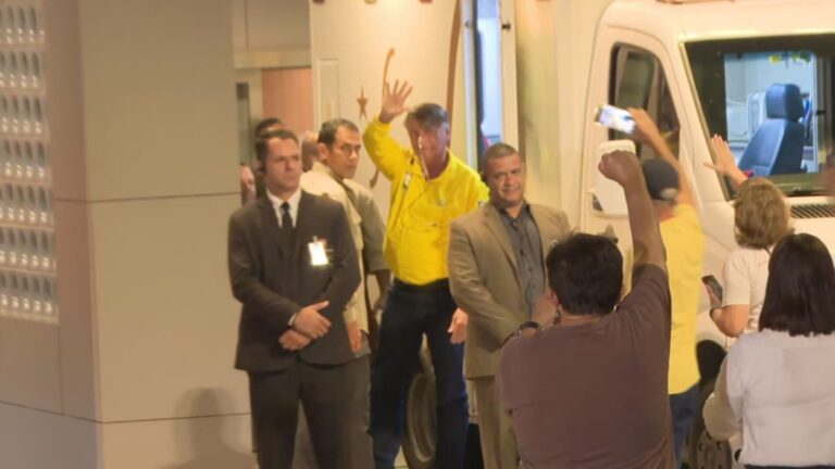 Cirurgia de Bolsonaro acaba após 11h, diz Michelle: 'Concluída com sucesso'
