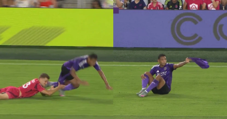 Jogador tem calção arrancado por defensor durante jogo da MLS; assista